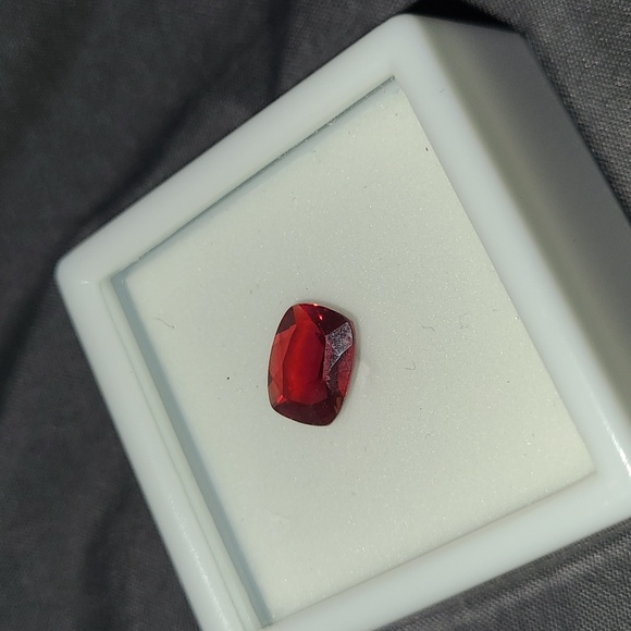 Red Labradorite approx 1.60ct 9mm × 7mm - Picture 10 of 11